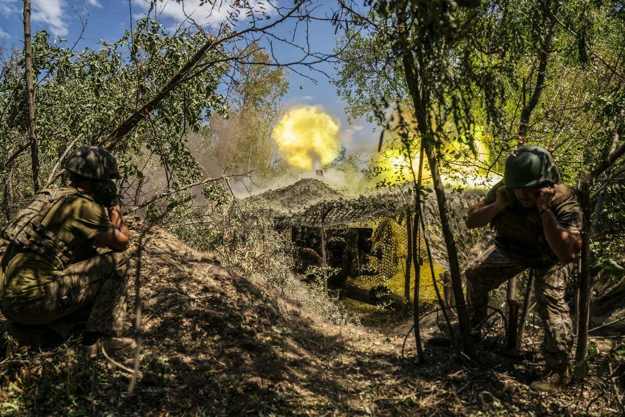 Ukrainian soldiers firing with D30 artillery at their fighting position in Donetsk oblast