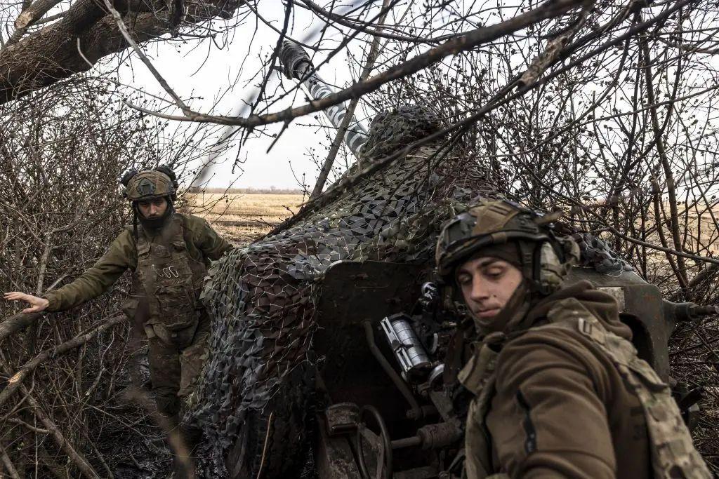 Ukrainian soldiers of the Aidar battalion at their artillery position in Donetsk Oblast